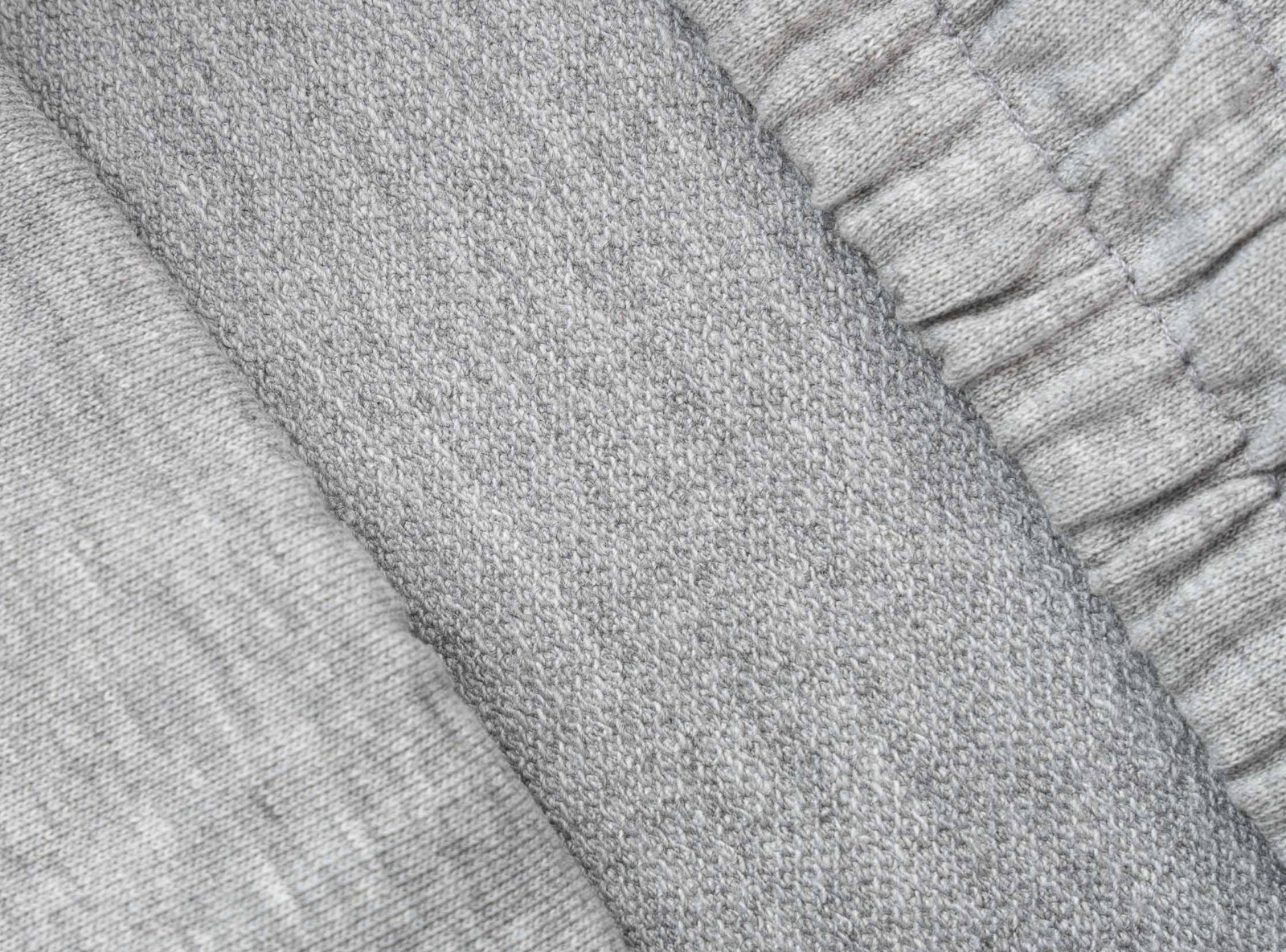 Szare krótkie spodenki z minimalistycznym nadrukiem