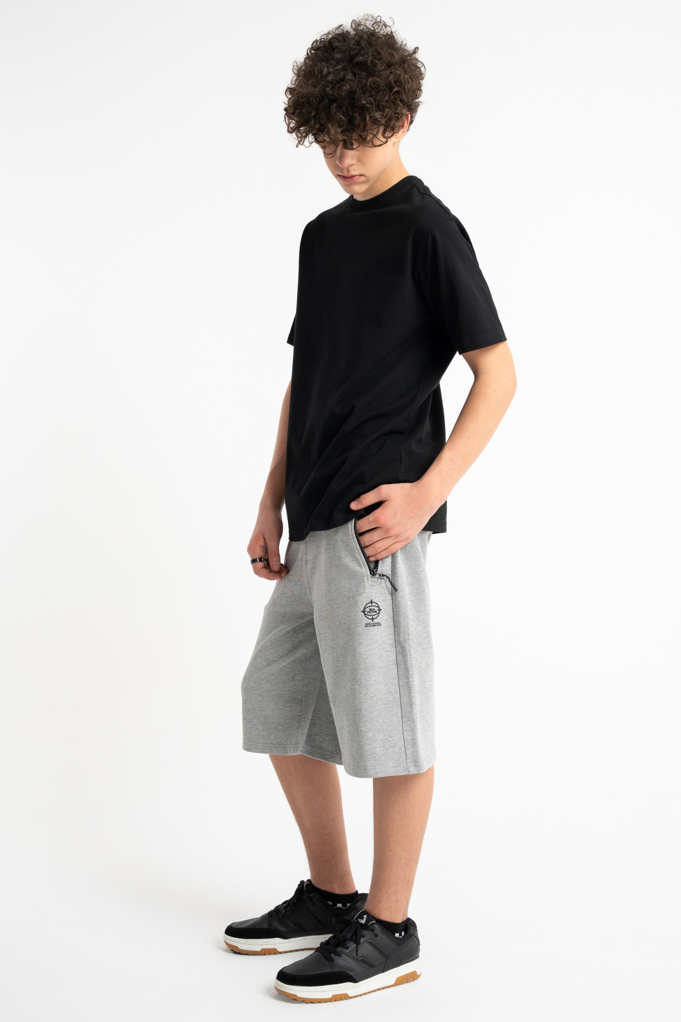 Szare krótkie spodenki z minimalistycznym nadrukiem