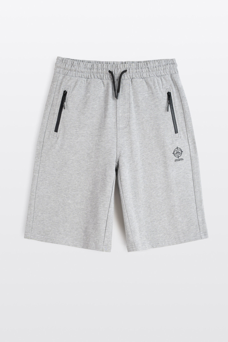 Szare krótkie spodenki z minimalistycznym nadrukiem