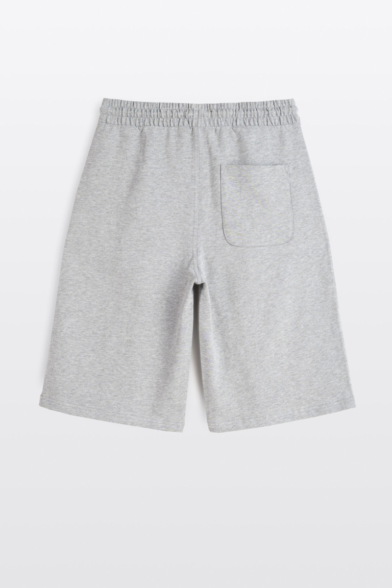 Szare krótkie spodenki z minimalistycznym nadrukiem