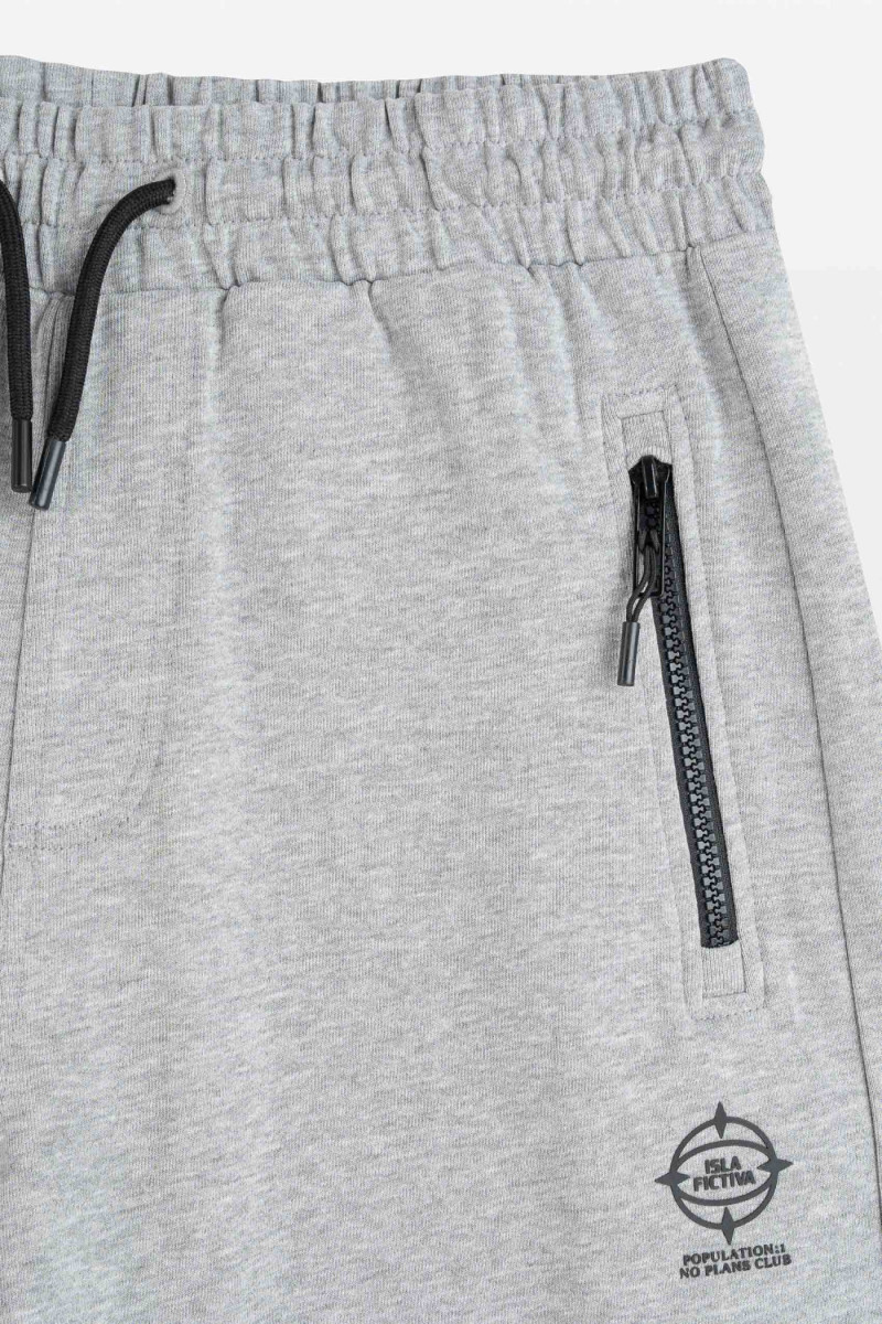 Szare krótkie spodenki z minimalistycznym nadrukiem