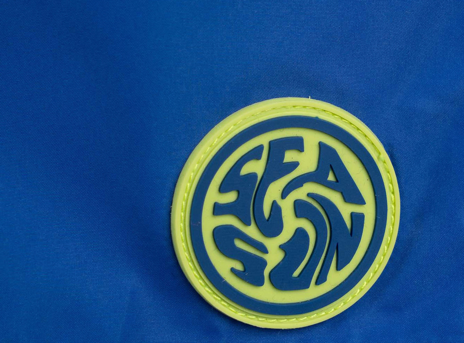 Niebieskie szorty kąpielowe z minimalistycznym nadrukiem