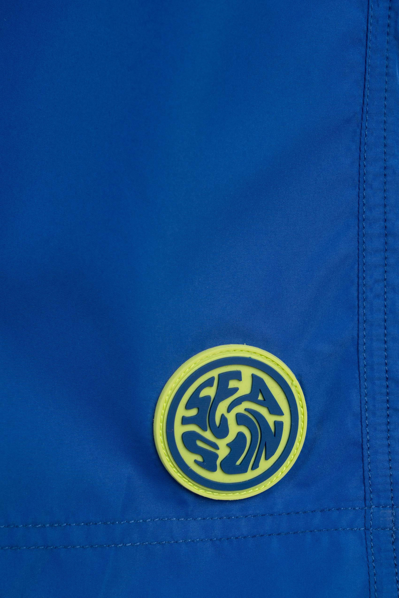 Szare krótkie spodenki z kontrastowymi lampasami z nadrukiem na całości