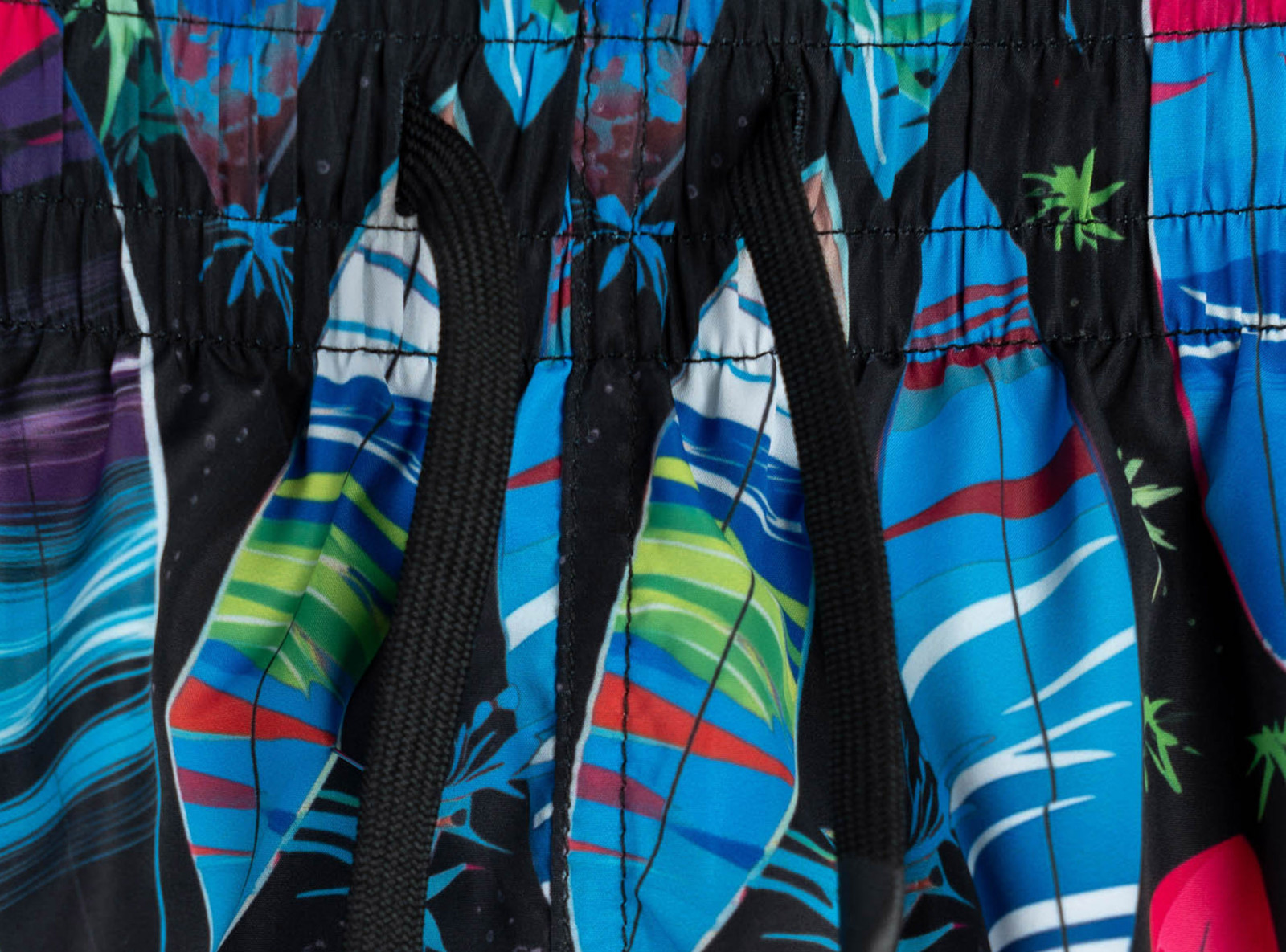 Niebieskie szorty kąpielowe z nadrukiem na całości