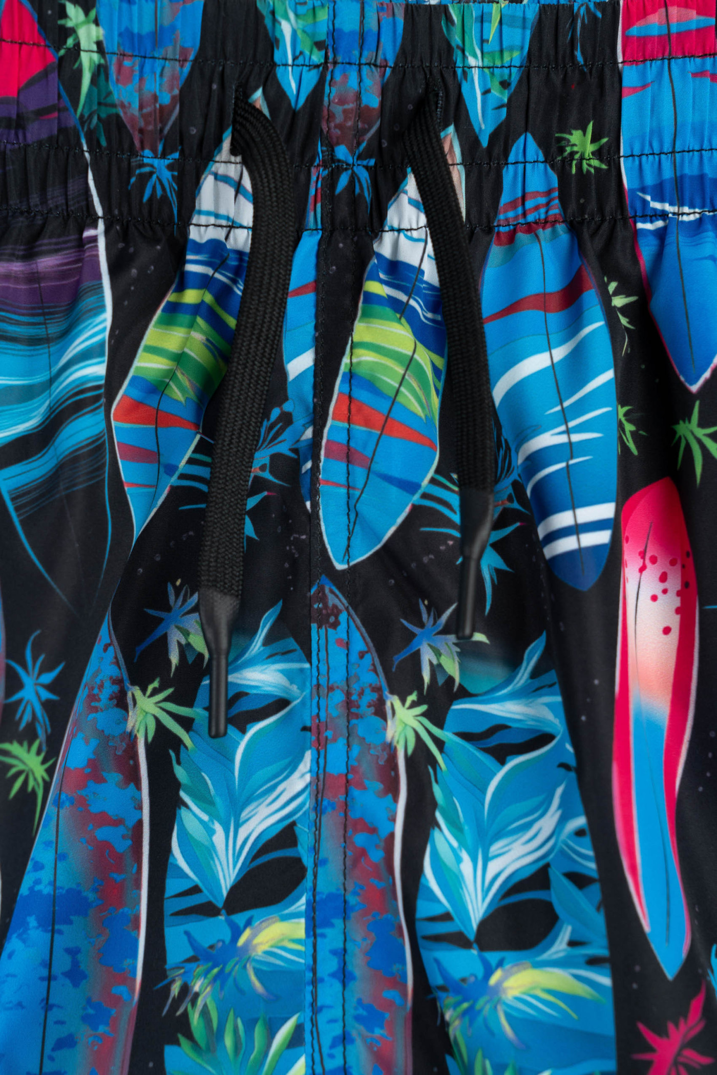 Niebieskie szorty kąpielowe z nadrukiem na całości