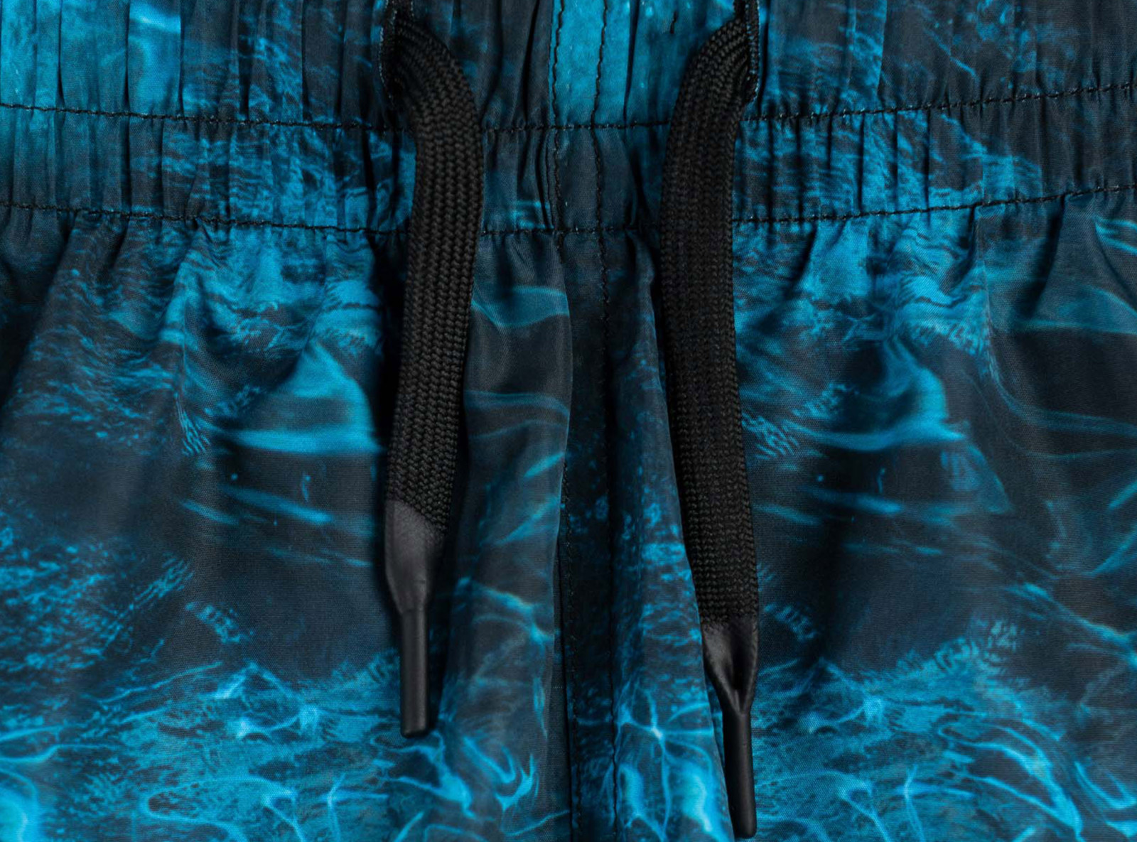 Niebieskie szorty kąpielowe z nadrukiem na całości