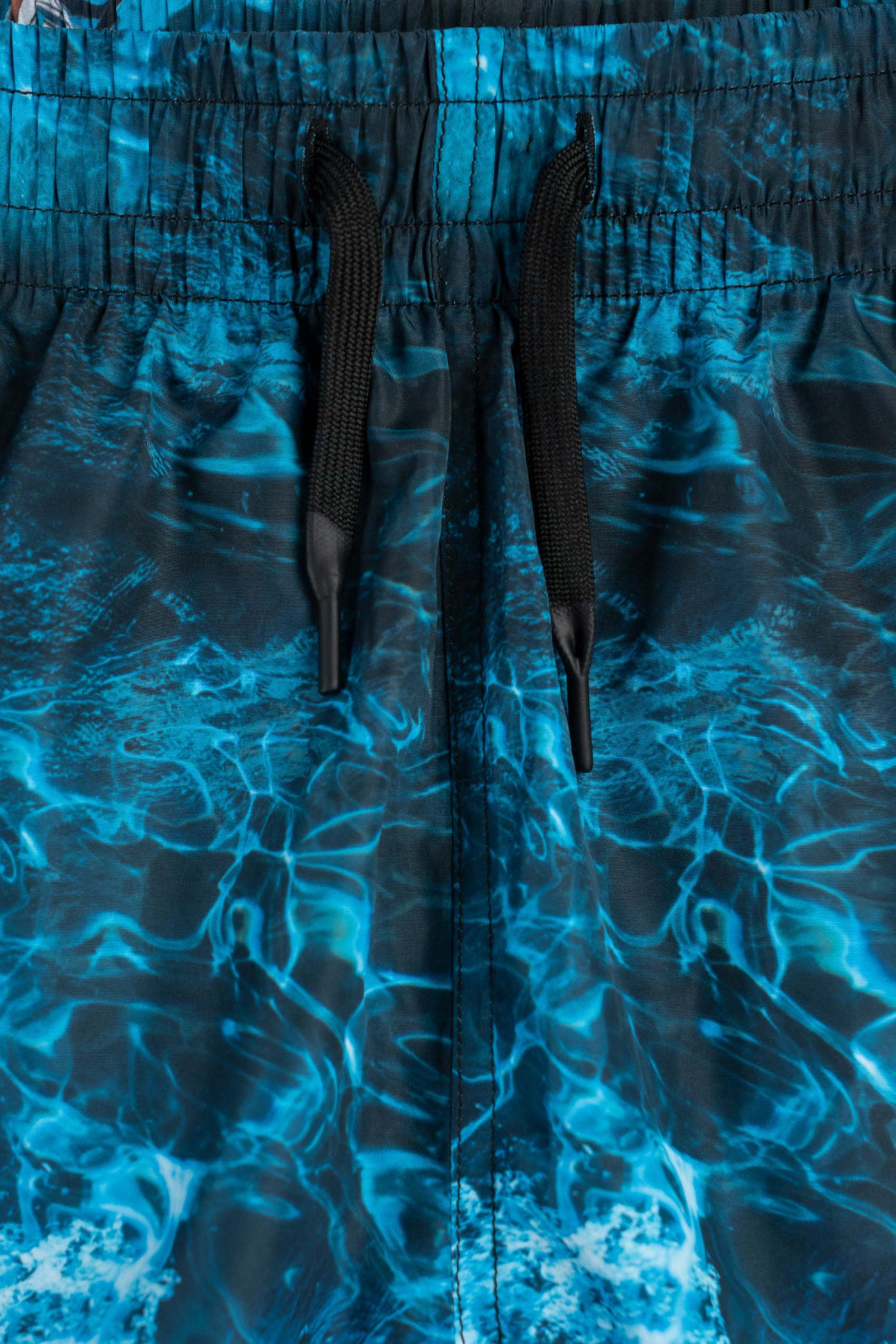 Niebieskie szorty kąpielowe z nadrukiem na całości