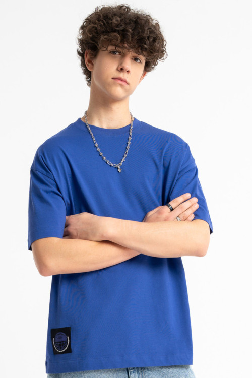 Jasnoniebieski t-shirt LOOSE z autorską grafiką z przodu