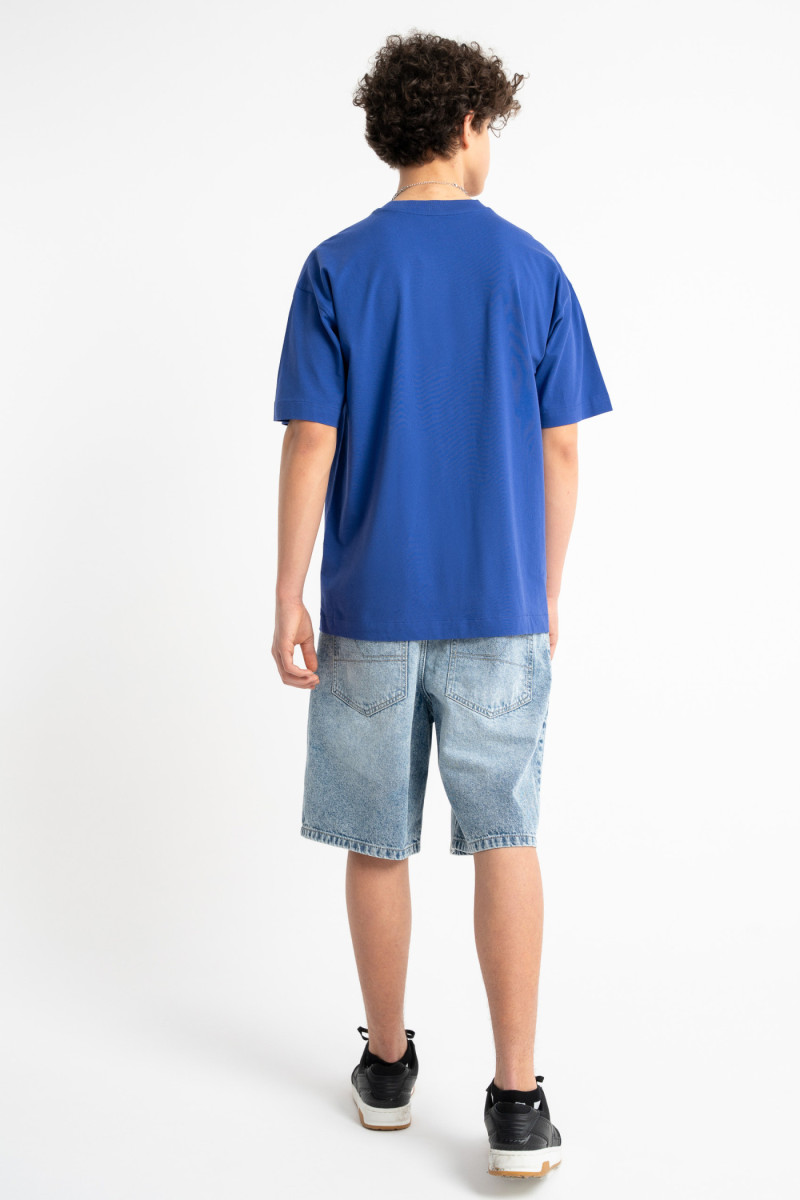 Niebieski t-shirt LOOSE z minimalistyczną naszywką z przodu