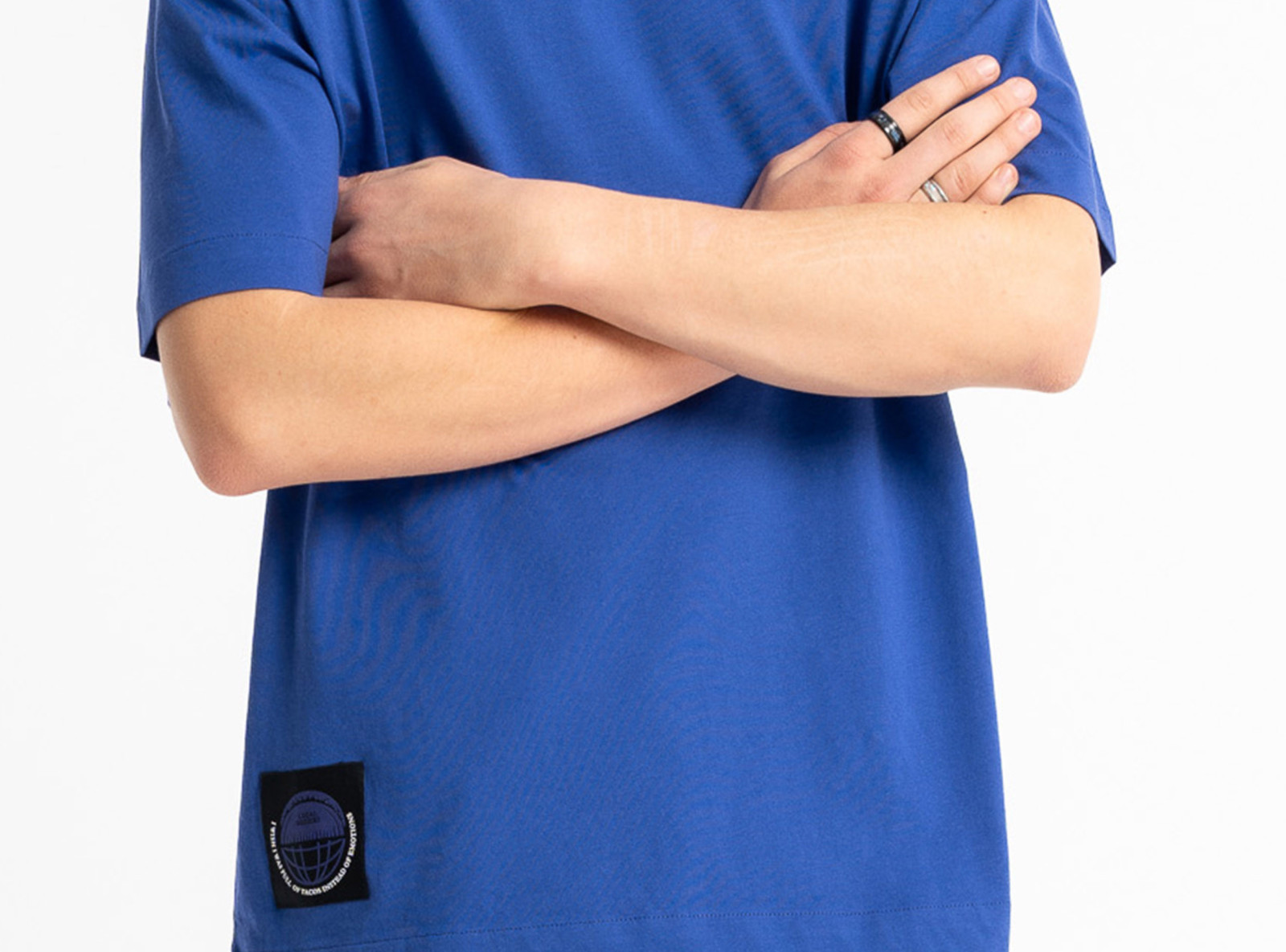 Niebieski t-shirt LOOSE z minimalistyczną naszywką z przodu