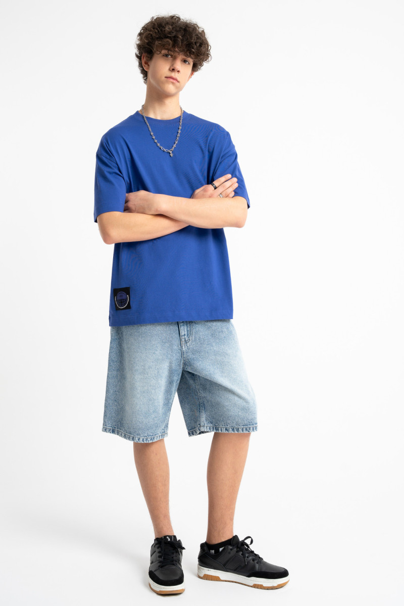 Jasnoniebieski t-shirt LOOSE z autorską grafiką z przodu