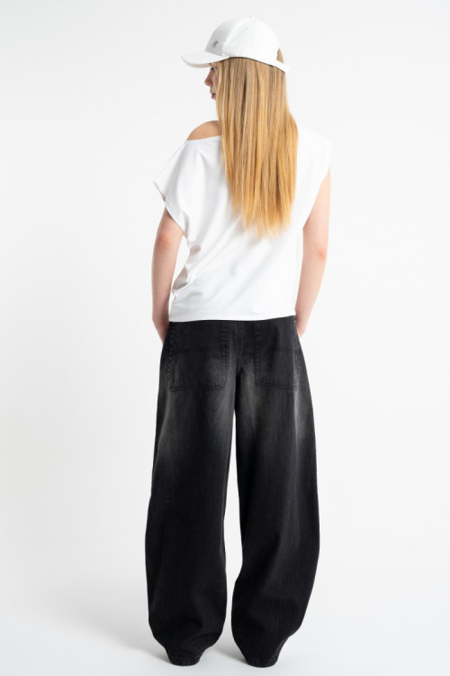 Czarna bluzka SLIM z minimalistyczną naszywką z krótkimi rękawami