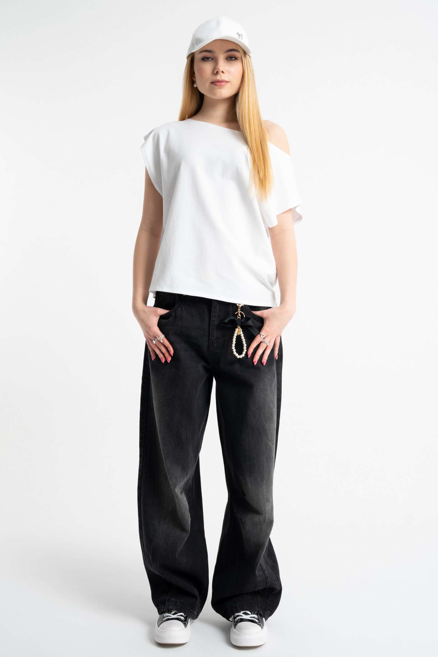 Czarna bluzka SLIM z minimalistyczną naszywką z krótkimi rękawami