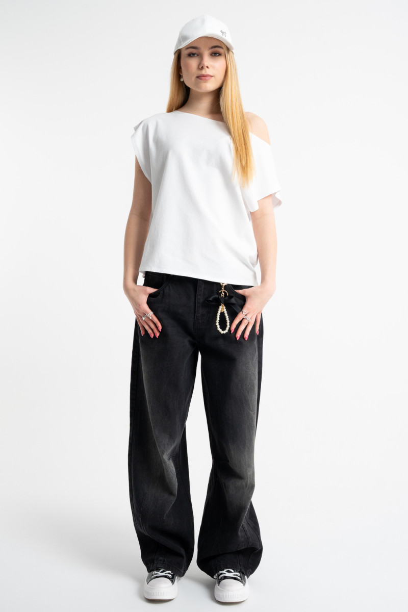 Czarna bluzka SLIM z minimalistyczną naszywką z krótkimi rękawami