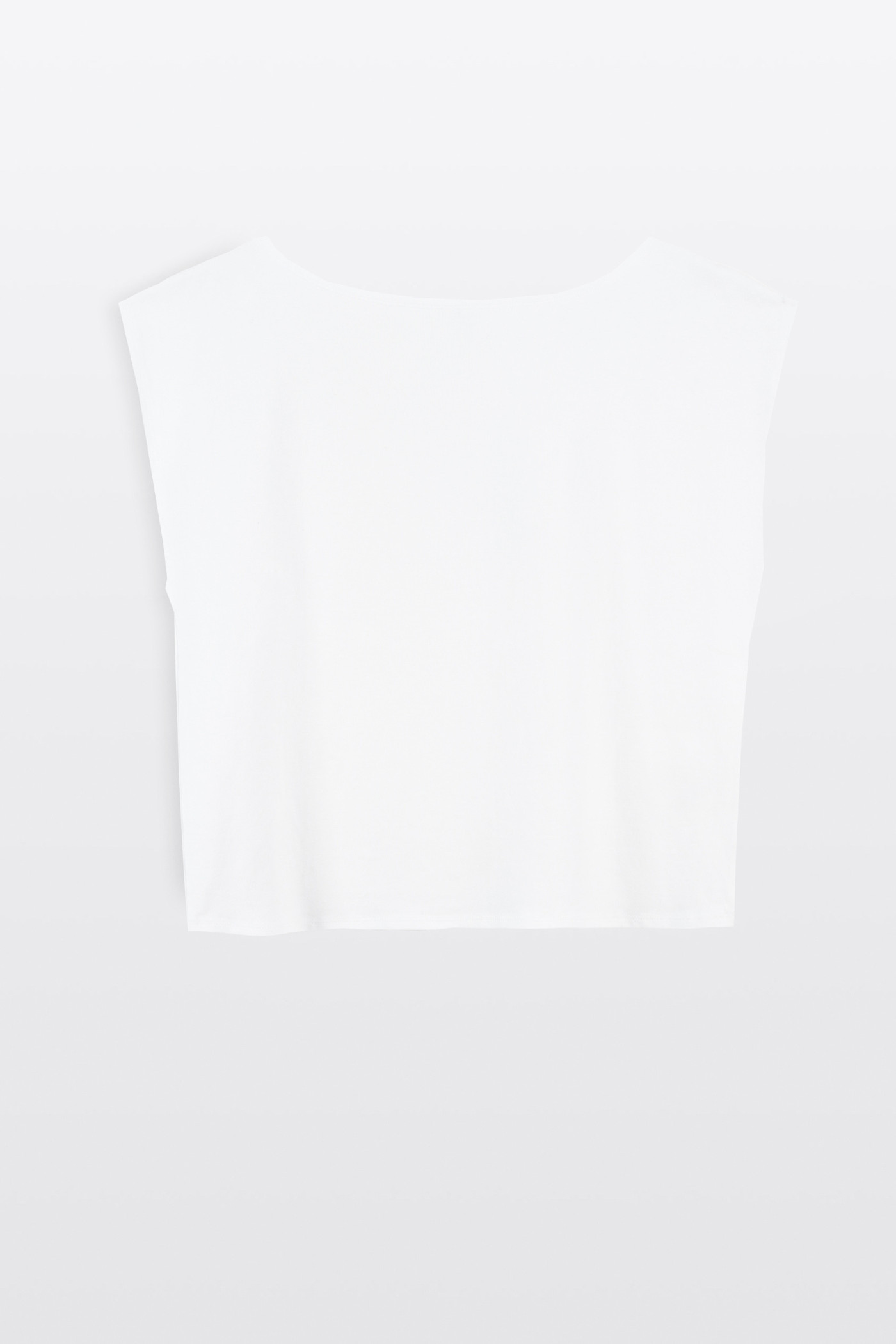 Czarna bluzka SLIM z minimalistyczną naszywką z krótkimi rękawami