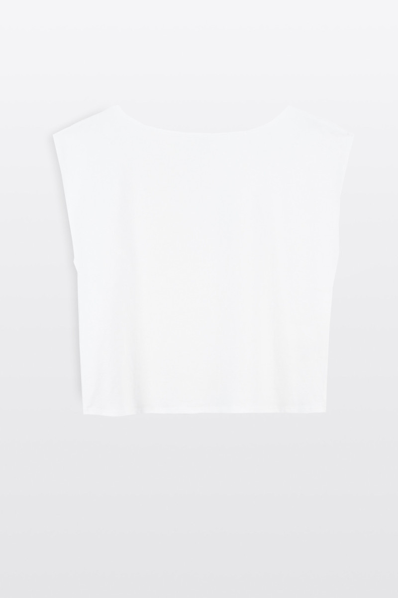 Czarna bluzka SLIM z minimalistyczną naszywką z krótkimi rękawami