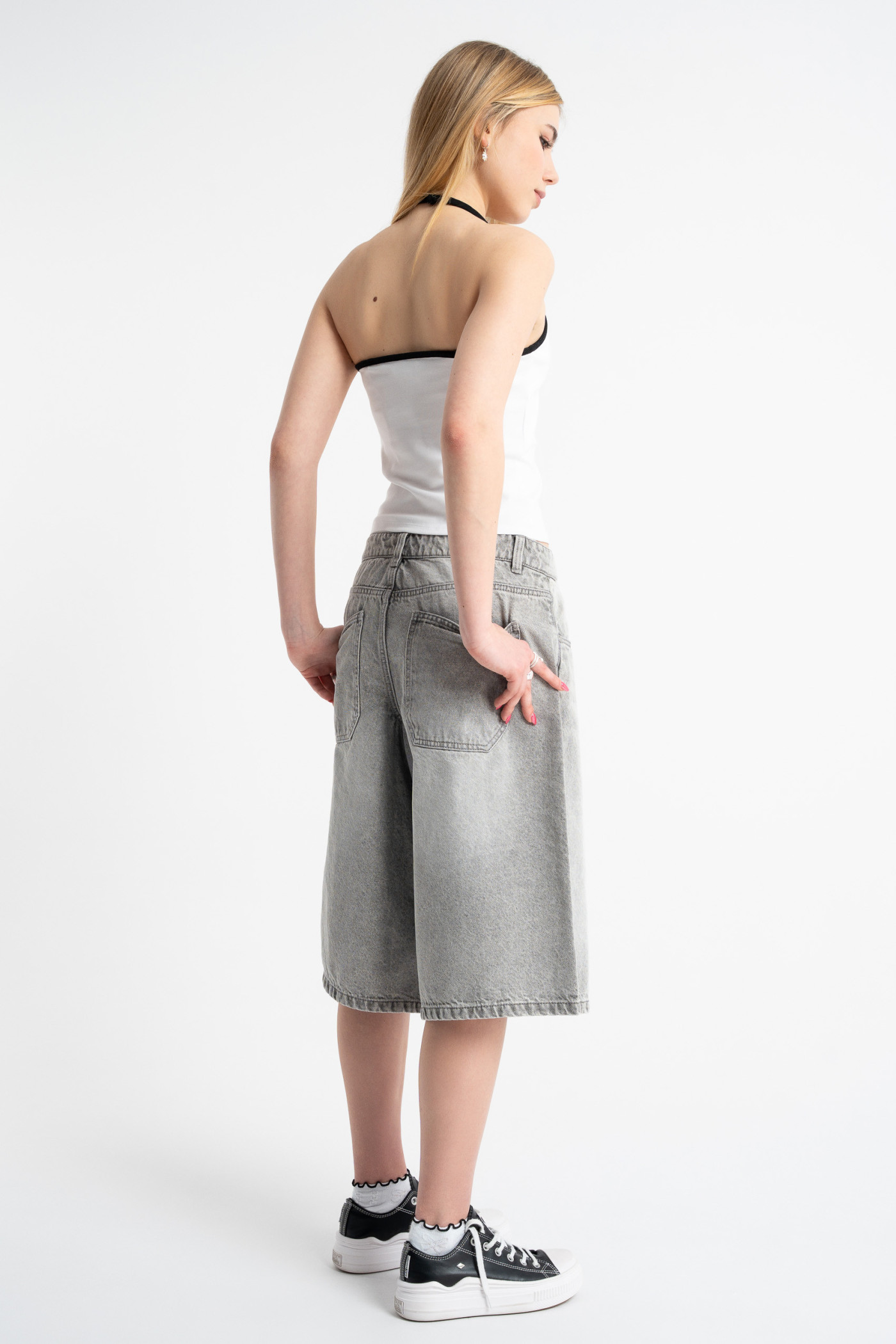 Biały top zakładany na szyje z kontrastową lamówką