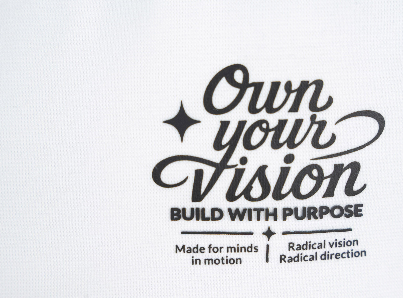 Biały top zakładany na szyje z kontrastową lamówką