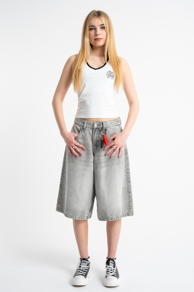 Biały top zakładany na szyje z kontrastową lamówką