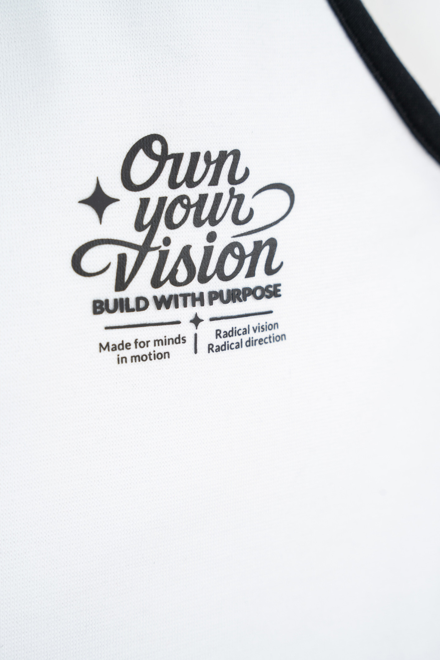 Biały top zakładany na szyje z kontrastową lamówką