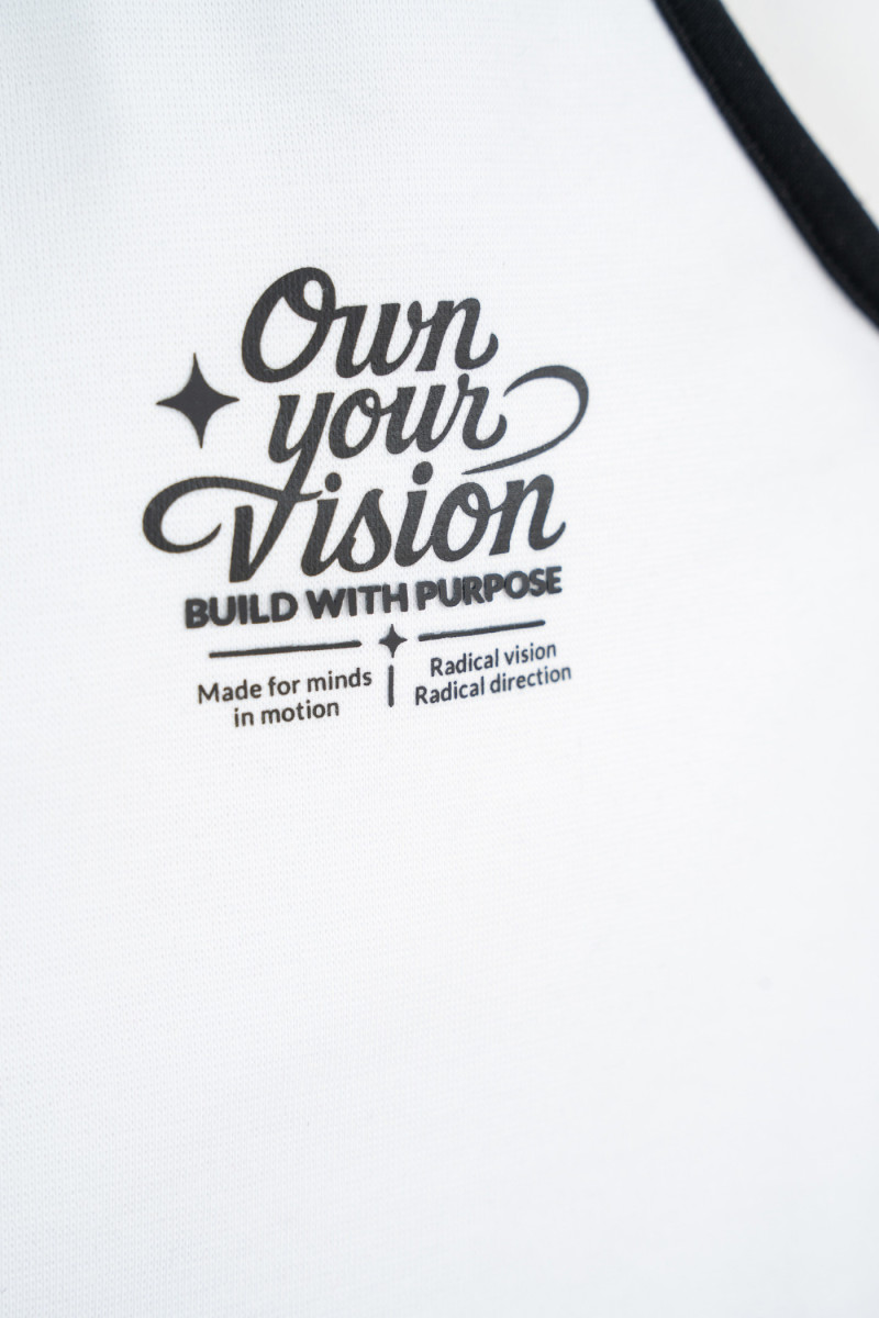 Biały top zakładany na szyje z kontrastową lamówką