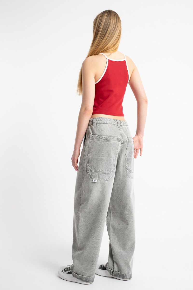 Czerwony top na ramiączkach z kontrastową lamówką