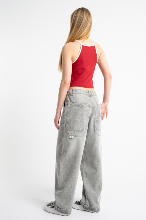 Czerwony top na ramiączkach z kontrastową lamówką