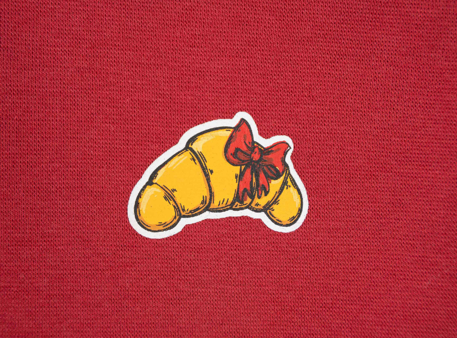 Czerwony top na ramiączkach z kontrastową lamówką