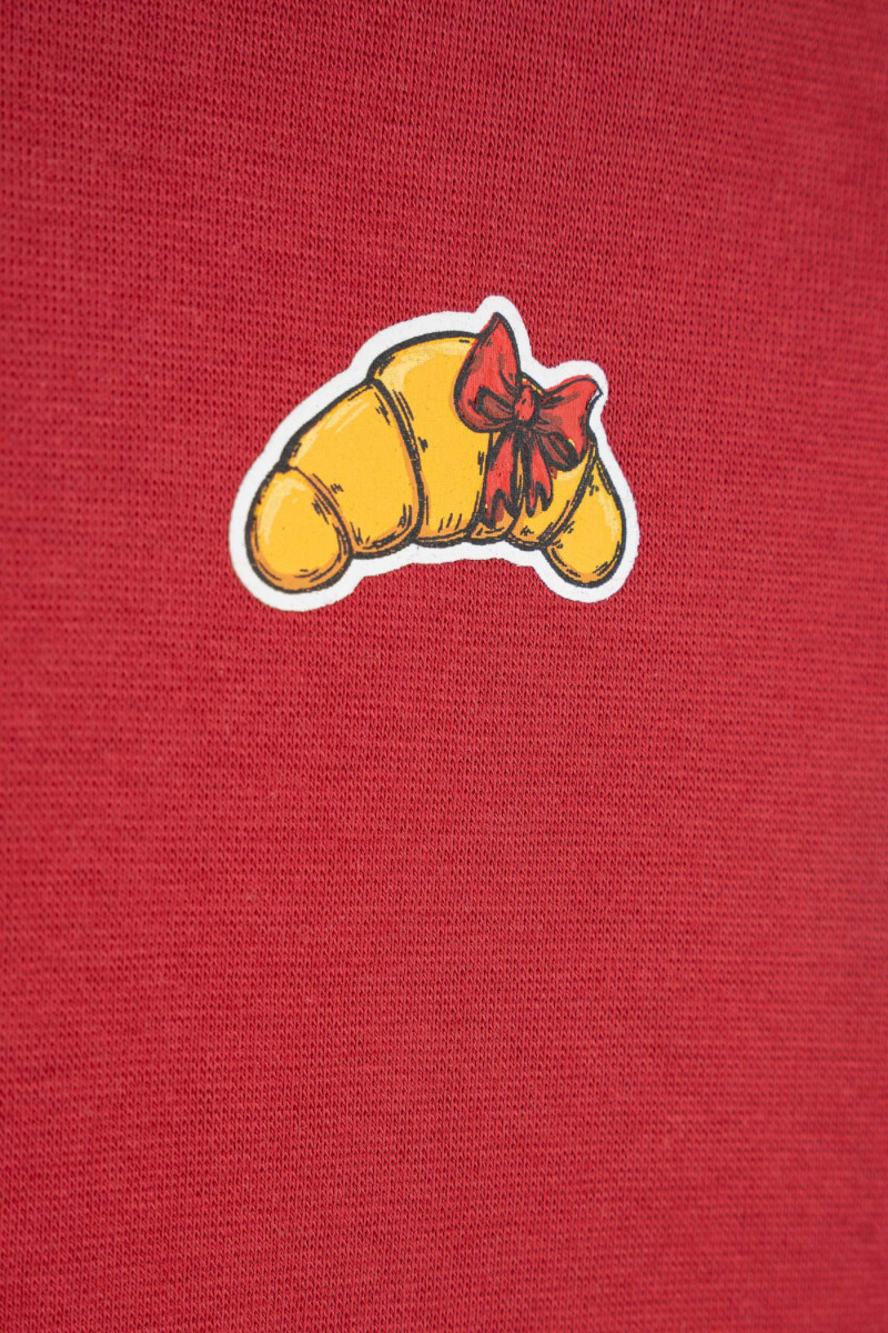 Czerwony top na ramiączkach z kontrastową lamówką