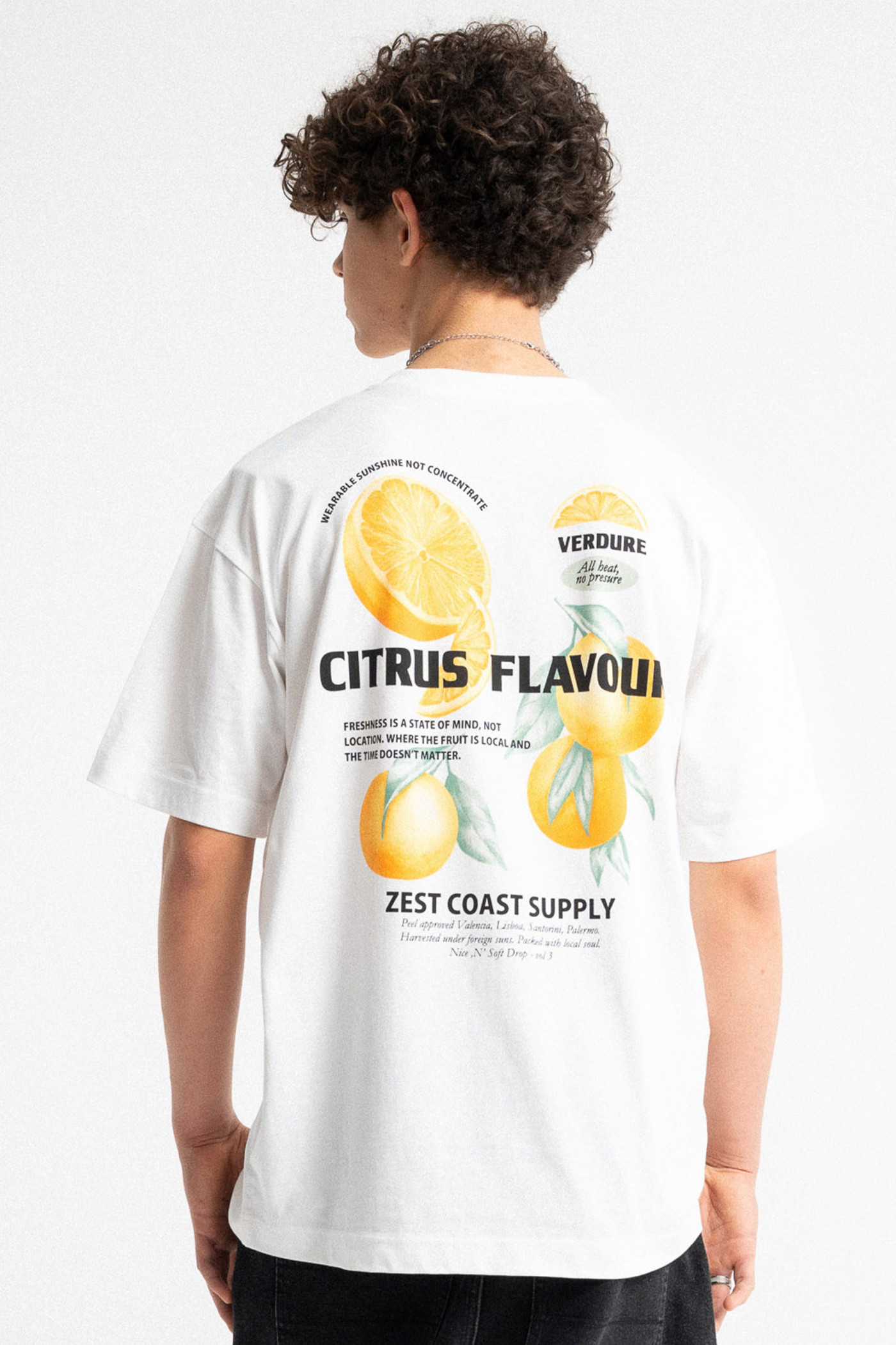 Biały t-shirt LOOSE z autorską grafiką z tyłu