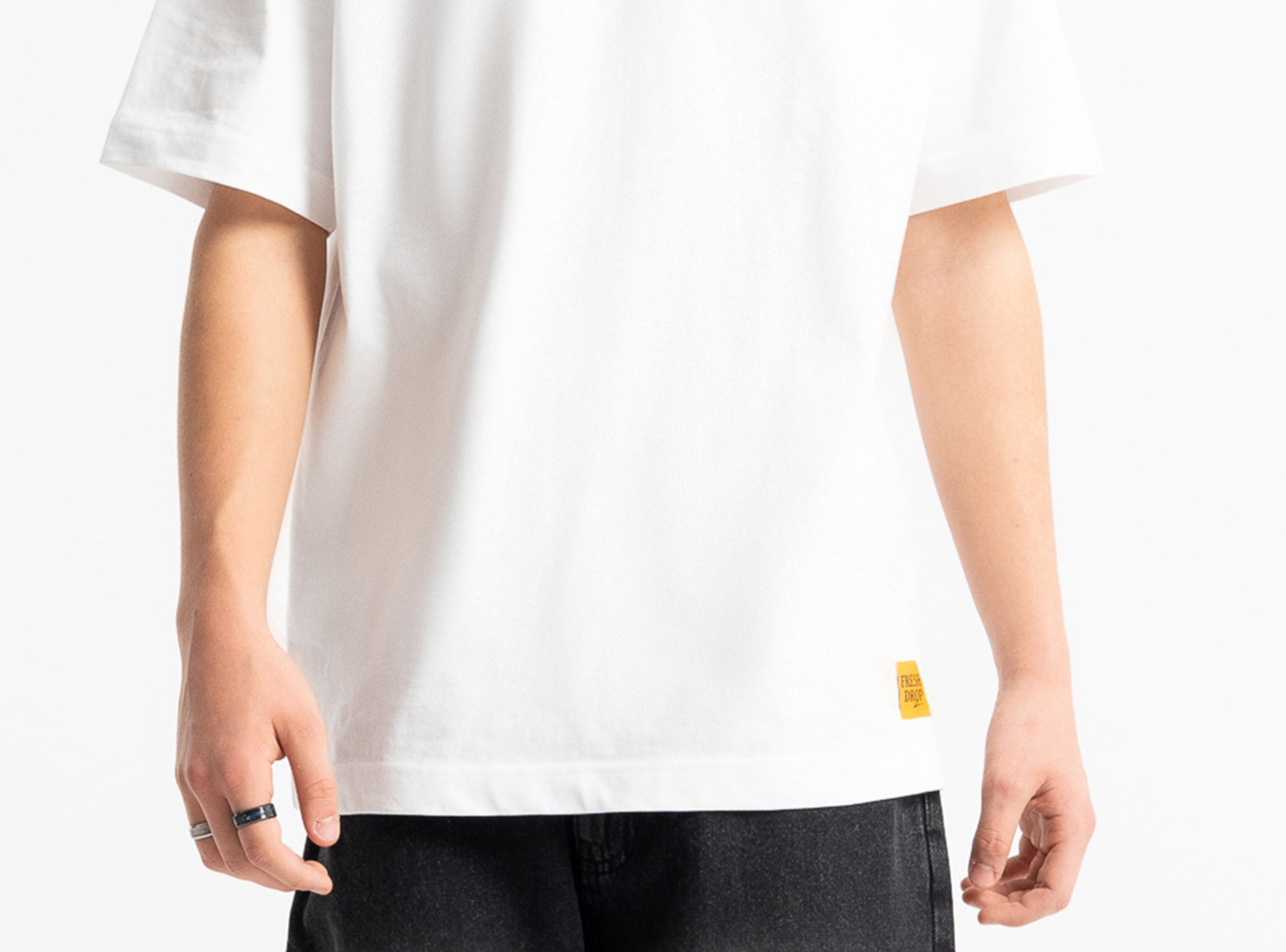 Biały t-shirt LOOSE z autorską grafiką z tyłu