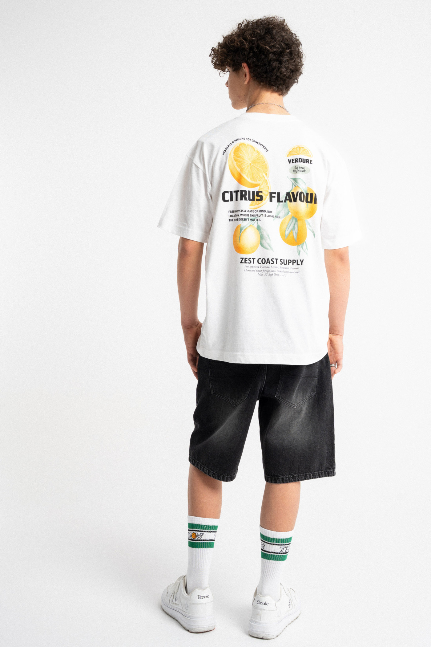 Biały t-shirt LOOSE z autorską grafiką z tyłu