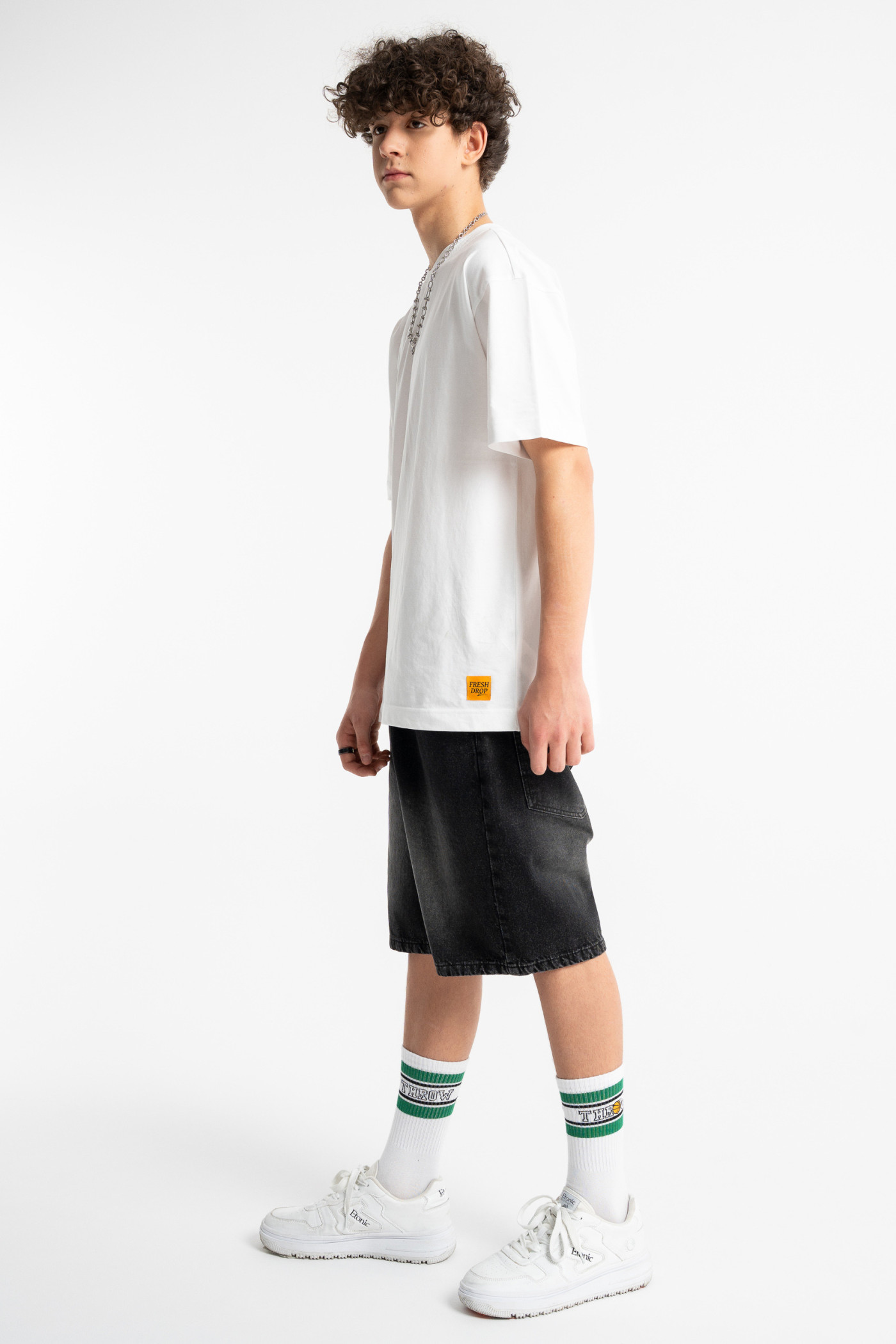 Biały t-shirt LOOSE z autorską grafiką z tyłu