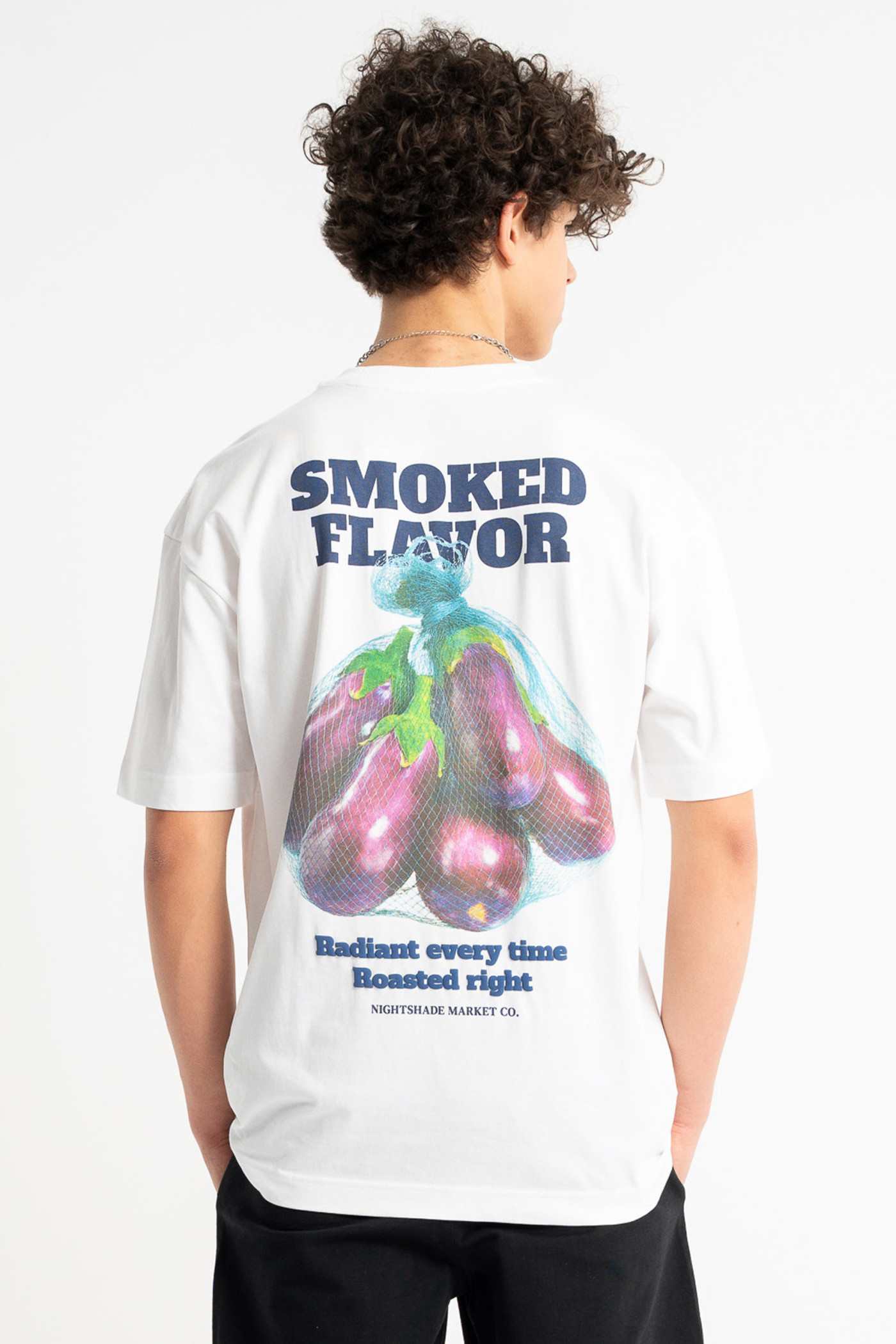 Biały t-shirt LOOSE z autorską grafiką z tyłu