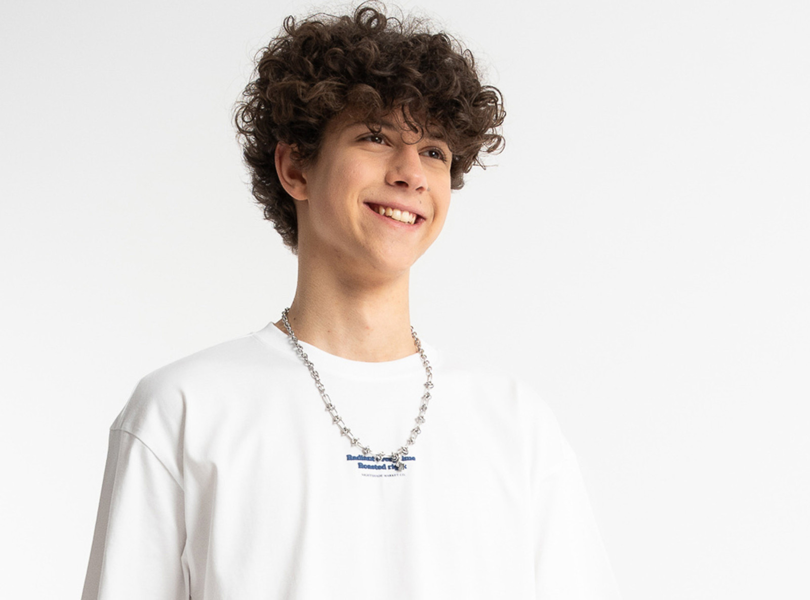 Biały t-shirt LOOSE z autorską grafiką z tyłu