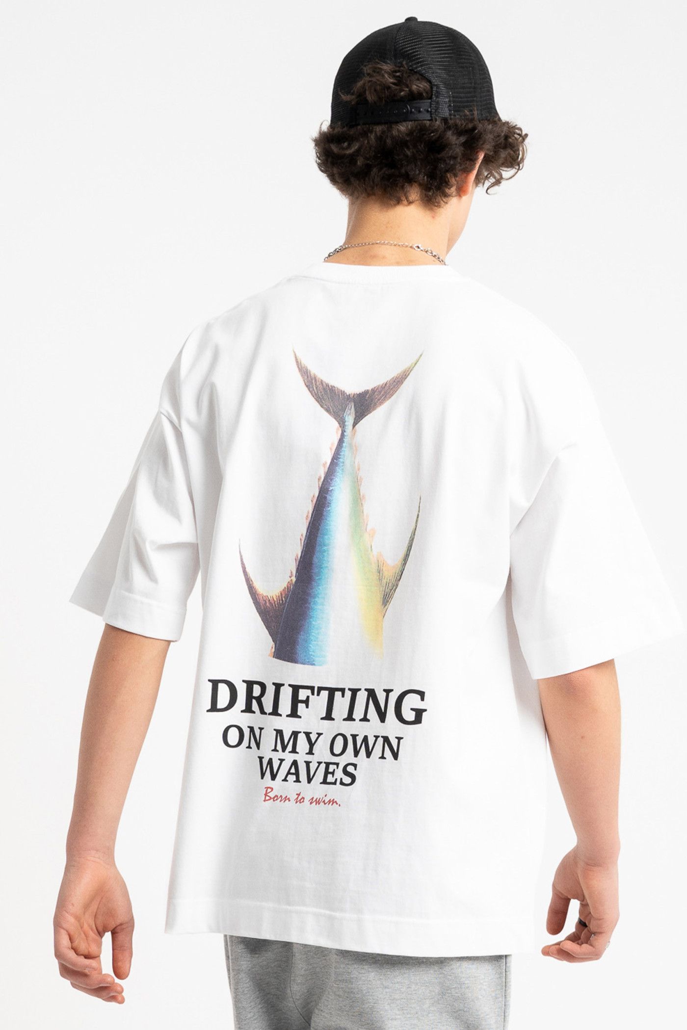 Biały t-shirt LOOSE z autorską grafiką z tyłu