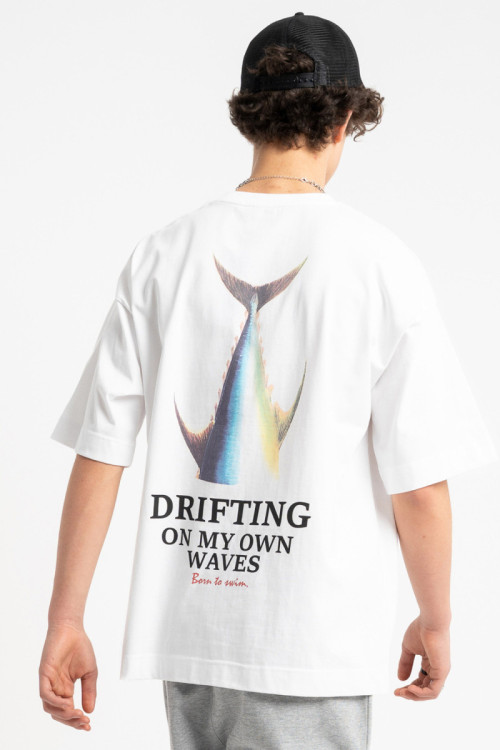 Biały t-shirt LOOSE z autorską grafiką z tyłu