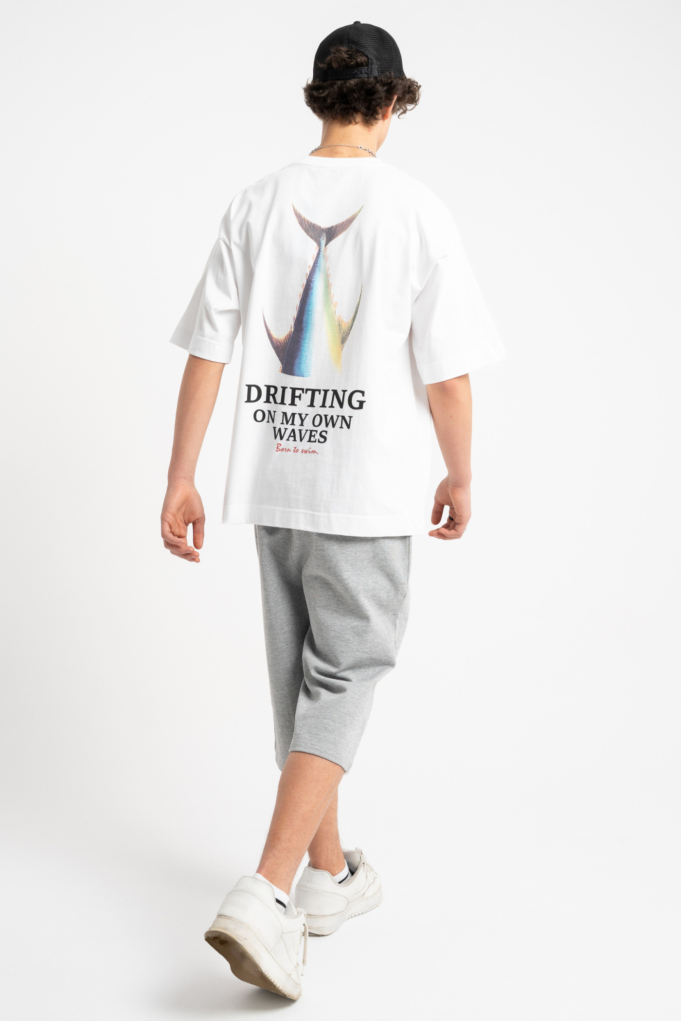 Biały t-shirt LOOSE z autorską grafiką z tyłu