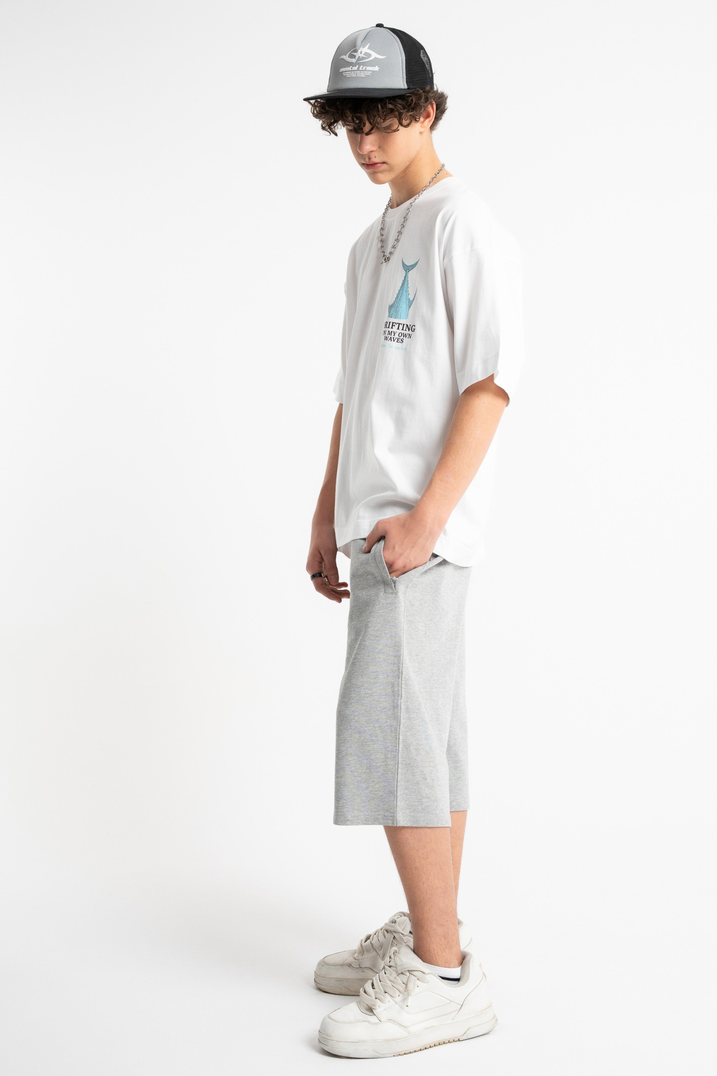 Biały t-shirt LOOSE z autorską grafiką z tyłu