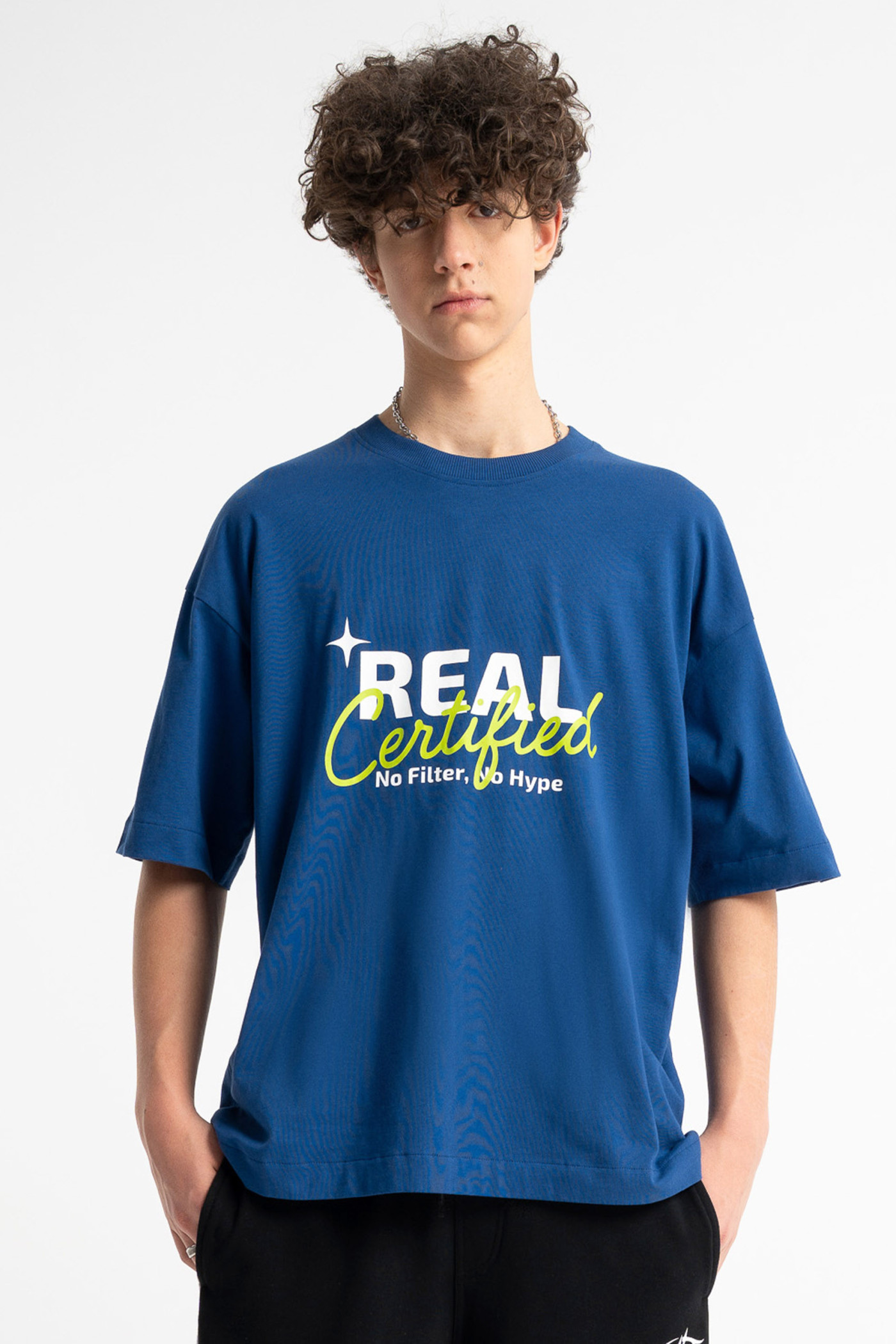 Niebieski t-shirt LOOSE z autorską grafiką z przodu