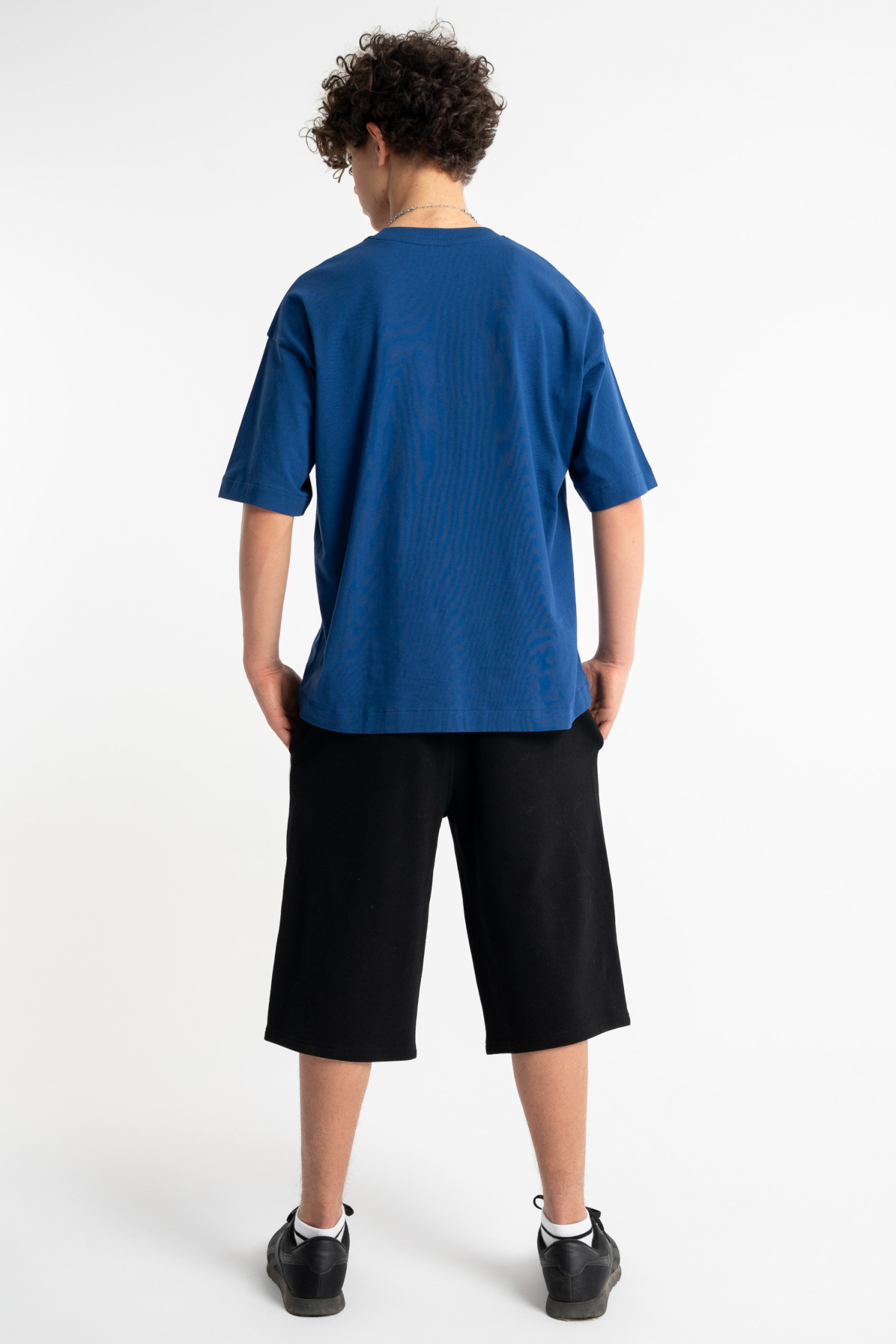 Niebieski t-shirt LOOSE z autorską grafiką z przodu