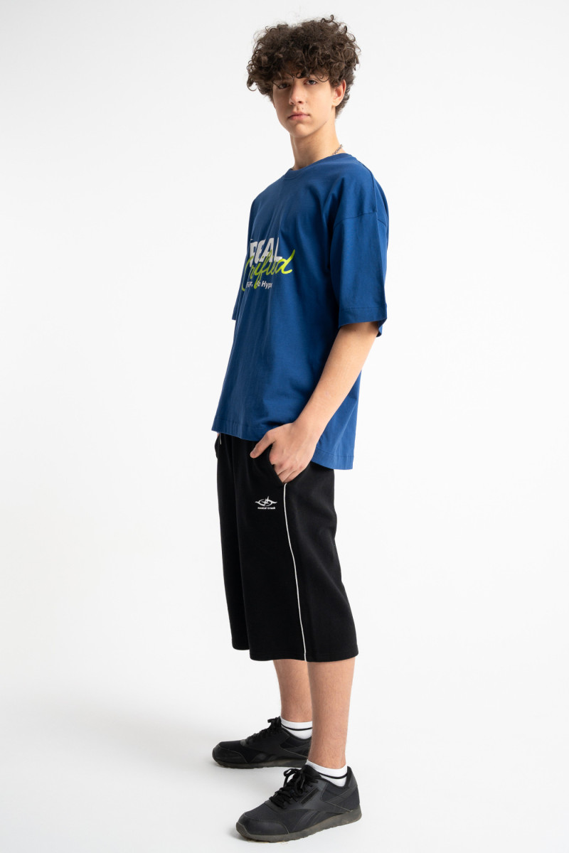 Niebieski t-shirt LOOSE z autorską grafiką z przodu