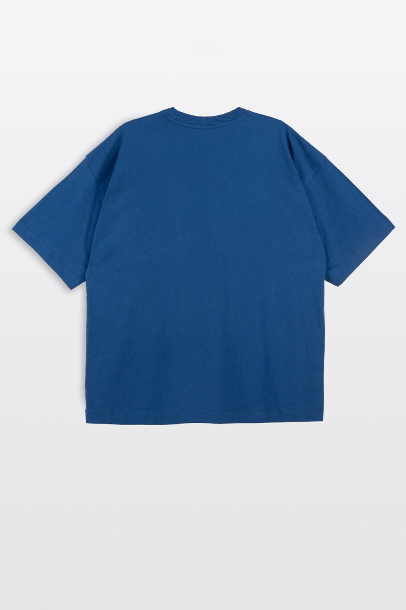 Niebieski t-shirt LOOSE z autorską grafiką z przodu