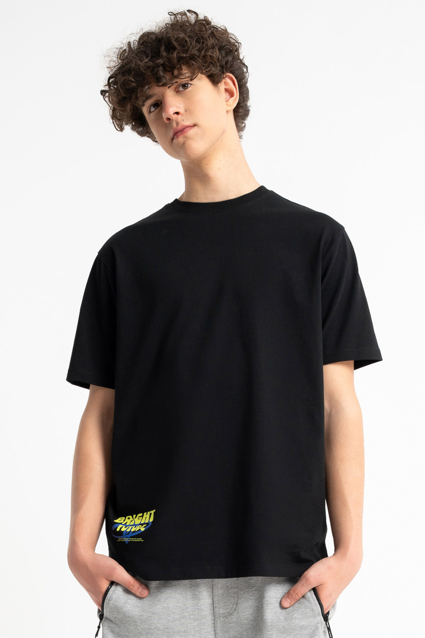 Czarny t-shirt REGULAR z minimalistyczną autorską grafiką z przodu