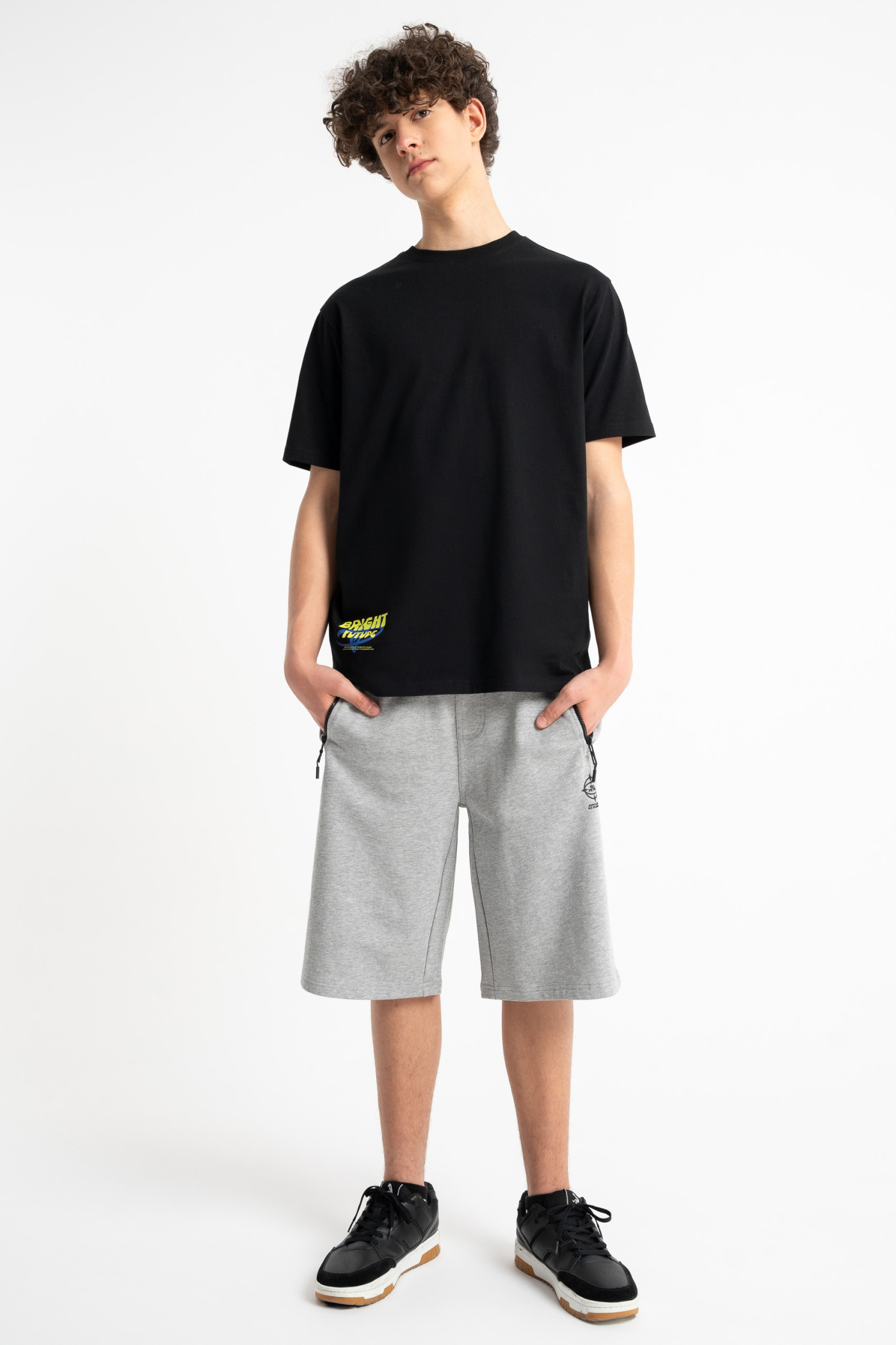 Czarny t-shirt REGULAR z minimalistyczną autorską grafiką z przodu