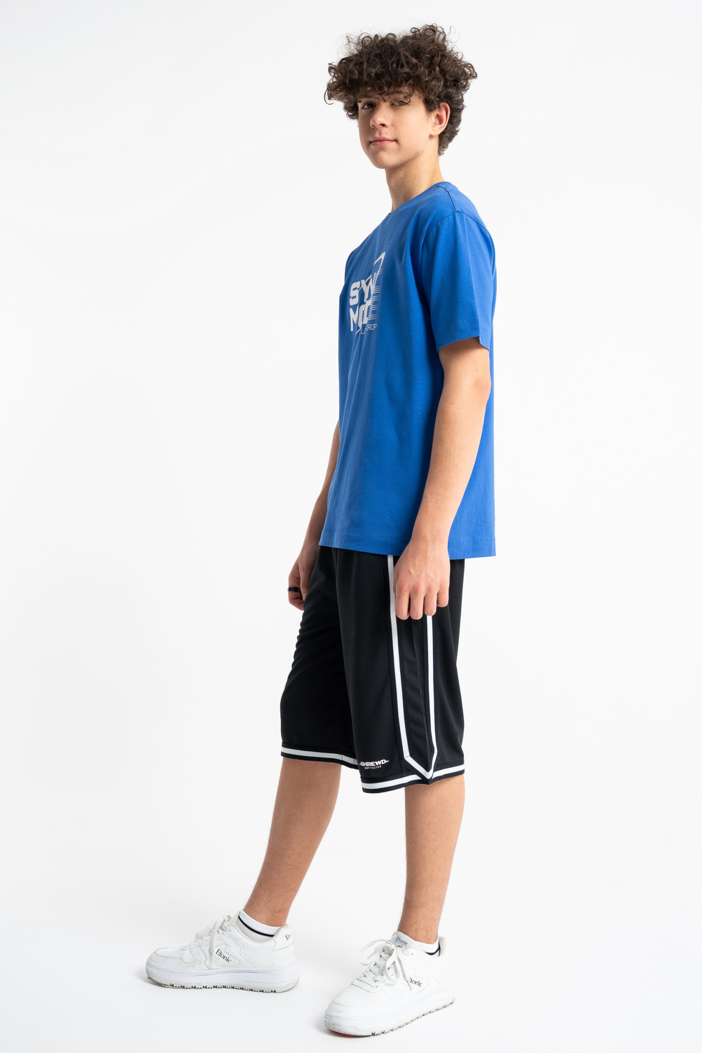 Niebieski t-shirt LOOSE z autorską grafiką z przodu