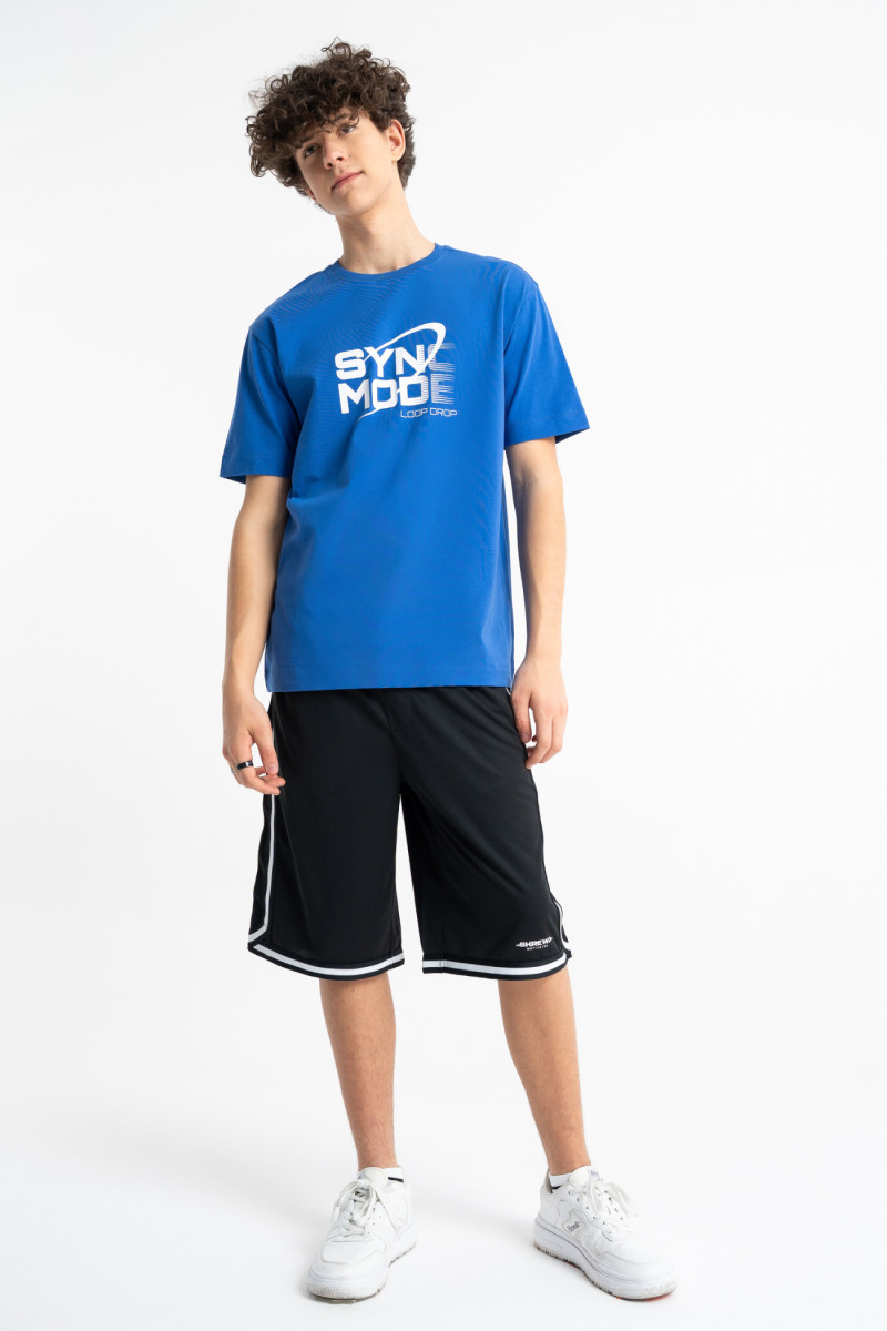 Niebieski t-shirt LOOSE z autorską grafiką z przodu