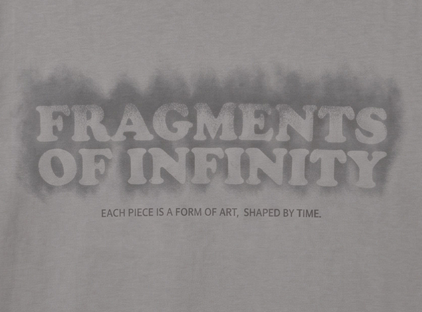 Ciemnobeżowy t-shirt REGULAR z autorską grafiką z przodu
