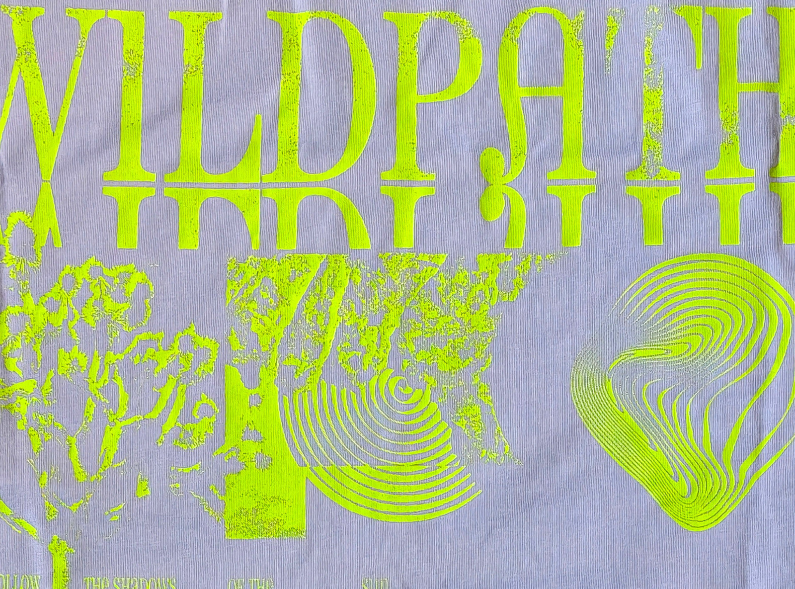 Fioletowy t-shirt LOOSE z autorską grafiką z tyłu