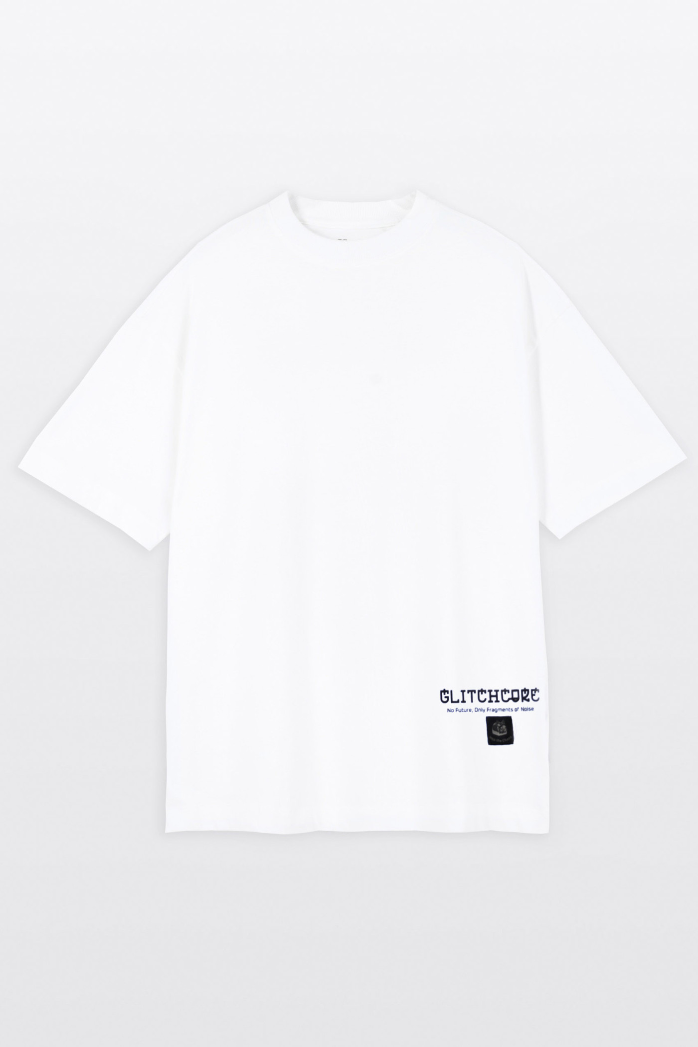 Biały t-shirt LOOSE z minimalistyczną naszywką z przodu